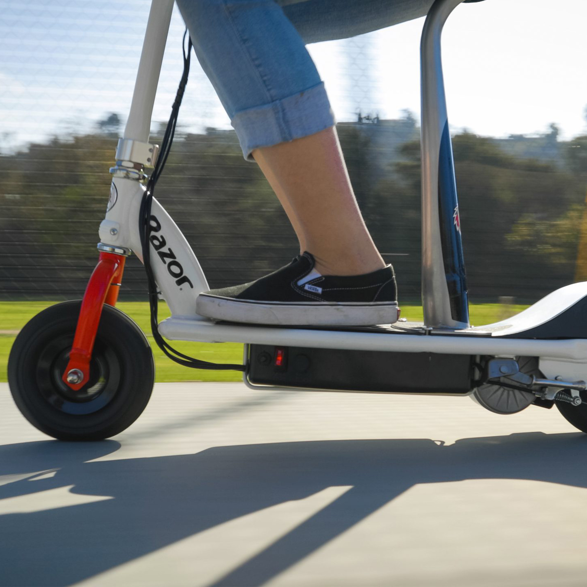Razor E200S Seated Electric 12 MPH Scooter w/ Twist Grip Throttle